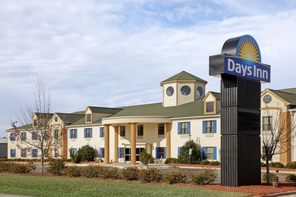 Days Inn By Wyndham Шалот Екстериор снимка