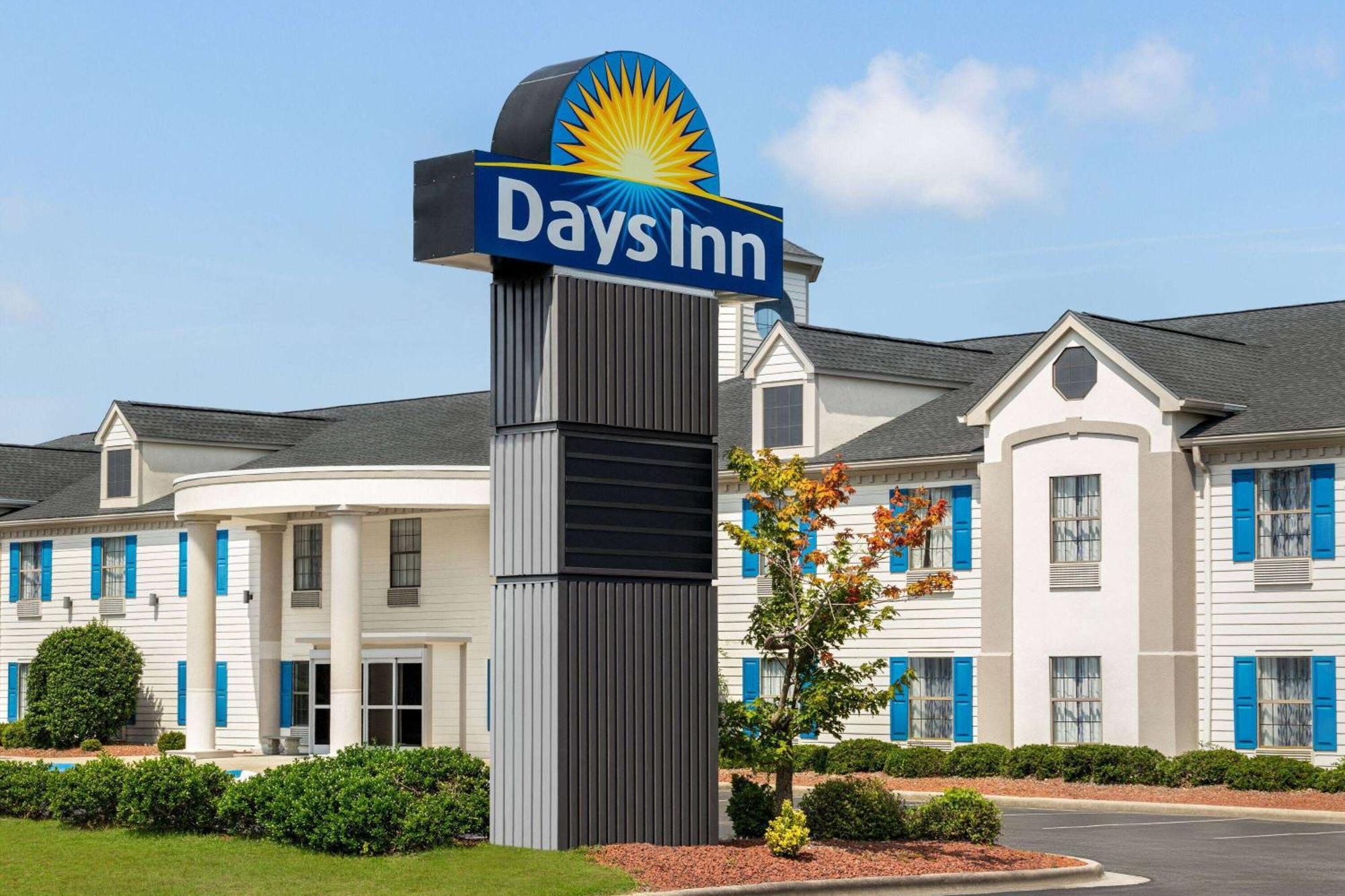 Days Inn By Wyndham Шалот Екстериор снимка